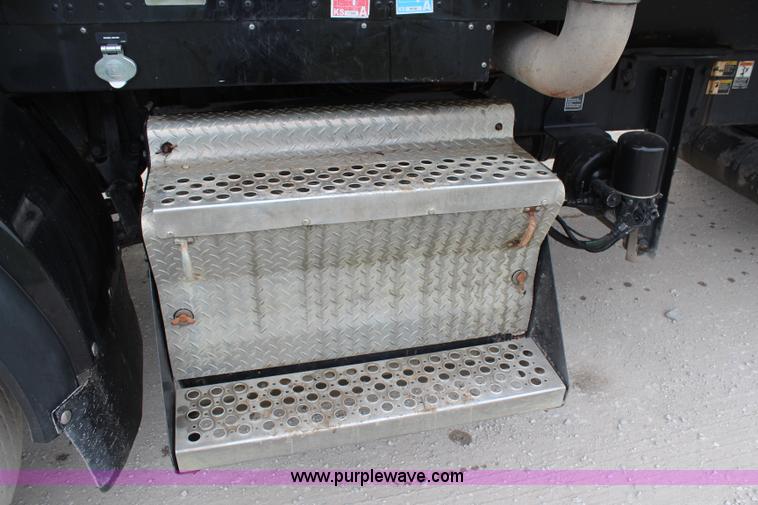 image for item H6606 2006 Kenworth T800B tri-axle dump truck