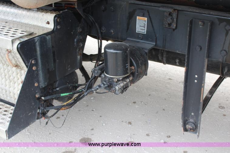 image for item H6606 2006 Kenworth T800B tri-axle dump truck