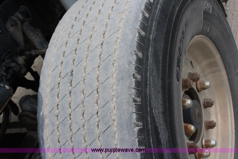 image for item H6606 2006 Kenworth T800B tri-axle dump truck