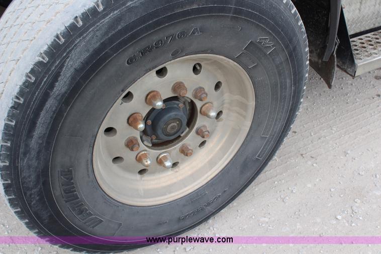 image for item H6606 2006 Kenworth T800B tri-axle dump truck