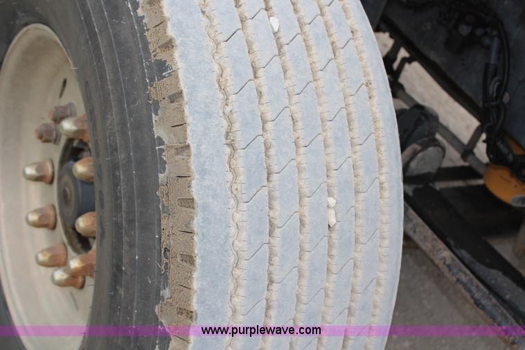 image for item H6606 2006 Kenworth T800B tri-axle dump truck