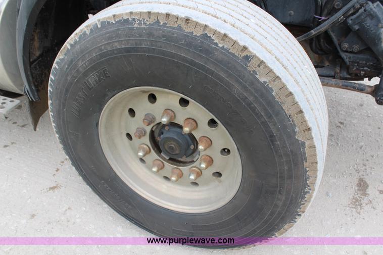 image for item H6606 2006 Kenworth T800B tri-axle dump truck