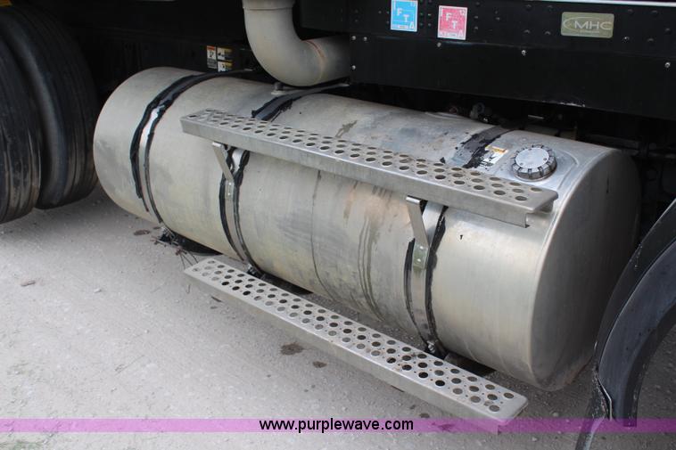 image for item H6606 2006 Kenworth T800B tri-axle dump truck