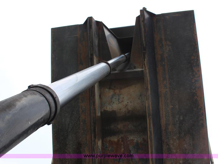 image for item H6606 2006 Kenworth T800B tri-axle dump truck