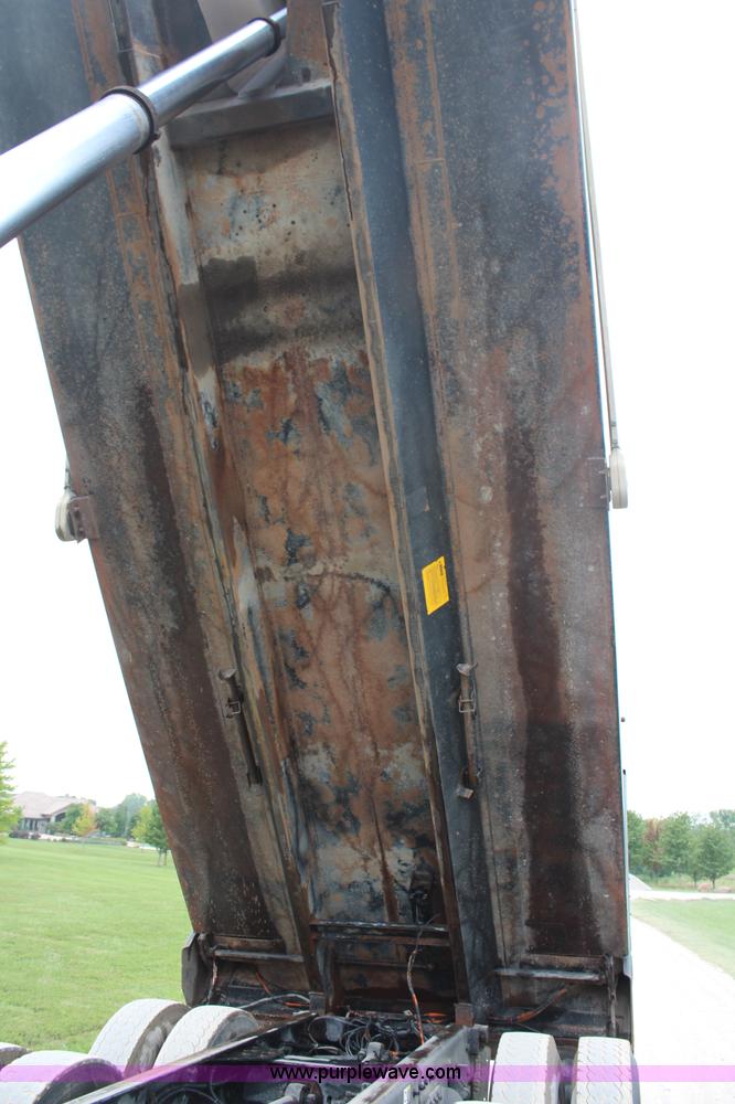 image for item H6606 2006 Kenworth T800B tri-axle dump truck