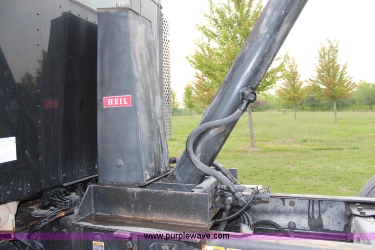 image for item H6606 2006 Kenworth T800B tri-axle dump truck