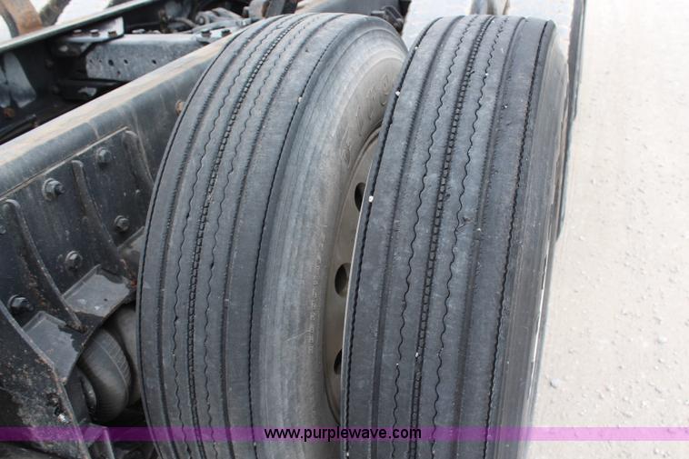 image for item H6606 2006 Kenworth T800B tri-axle dump truck