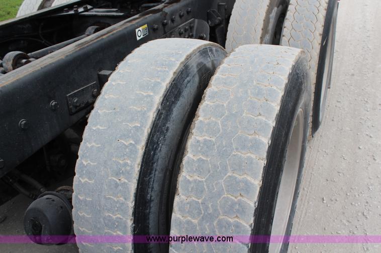 image for item H6606 2006 Kenworth T800B tri-axle dump truck