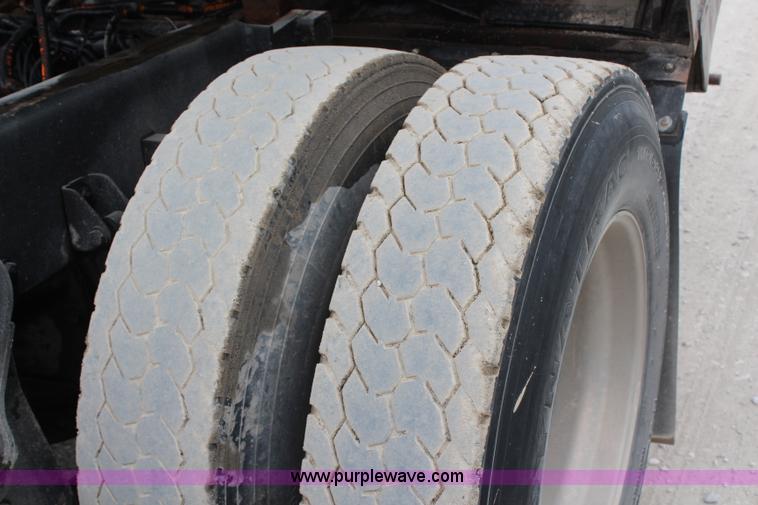 image for item H6606 2006 Kenworth T800B tri-axle dump truck