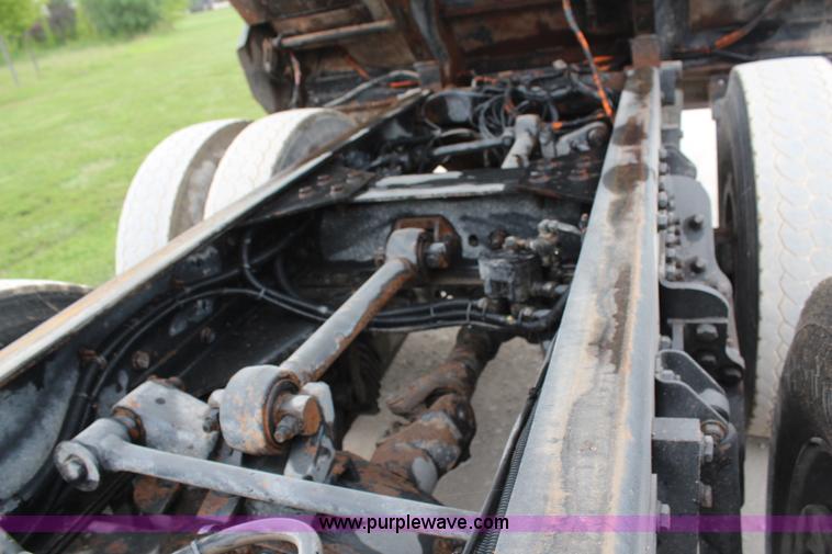 image for item H6606 2006 Kenworth T800B tri-axle dump truck