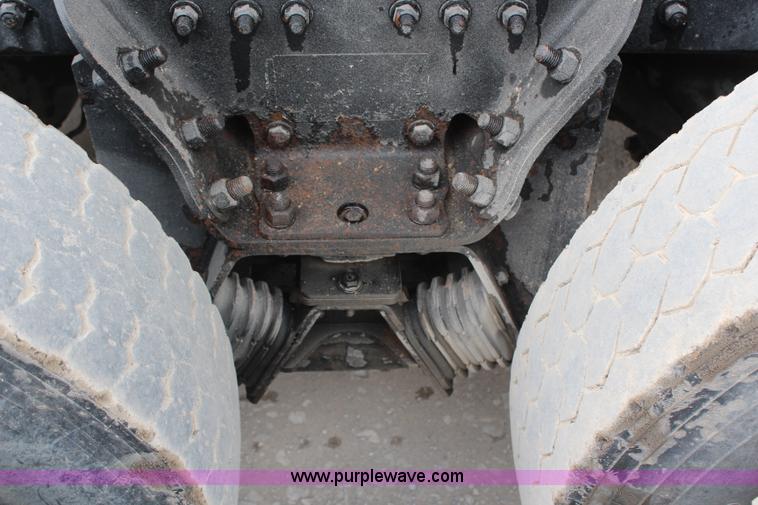 image for item H6606 2006 Kenworth T800B tri-axle dump truck