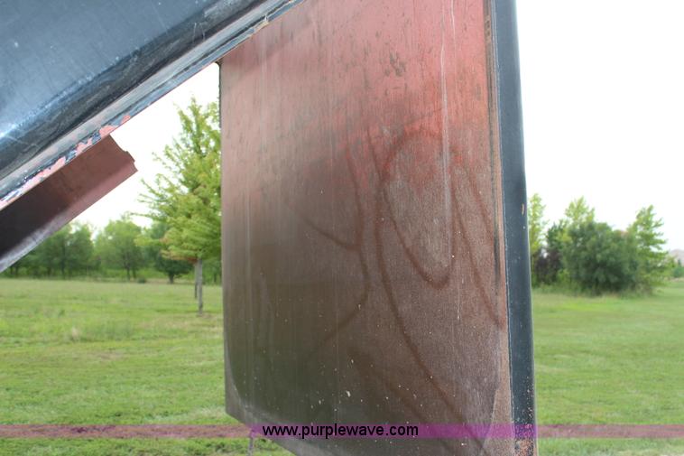 image for item H6606 2006 Kenworth T800B tri-axle dump truck