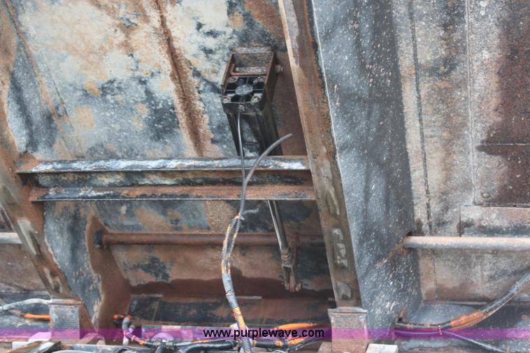 image for item H6606 2006 Kenworth T800B tri-axle dump truck