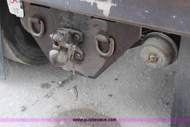 image for item H6606 2006 Kenworth T800B tri-axle dump truck