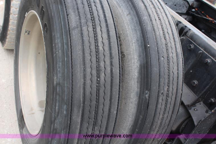 image for item H6606 2006 Kenworth T800B tri-axle dump truck