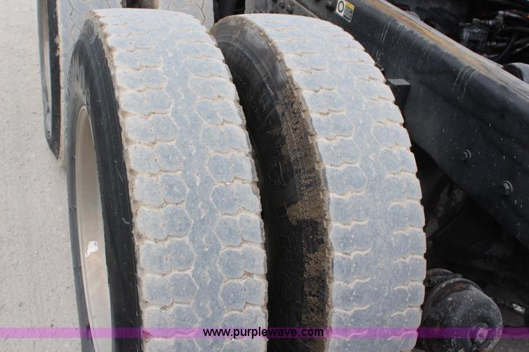 image for item H6606 2006 Kenworth T800B tri-axle dump truck