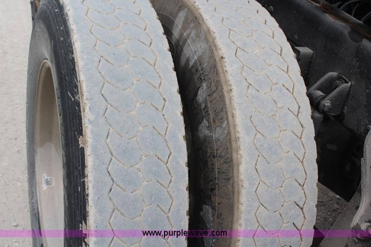 image for item H6606 2006 Kenworth T800B tri-axle dump truck