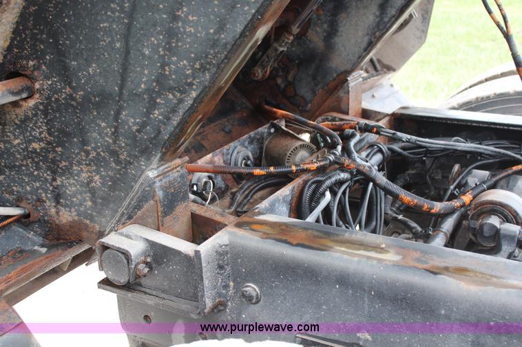 image for item H6606 2006 Kenworth T800B tri-axle dump truck