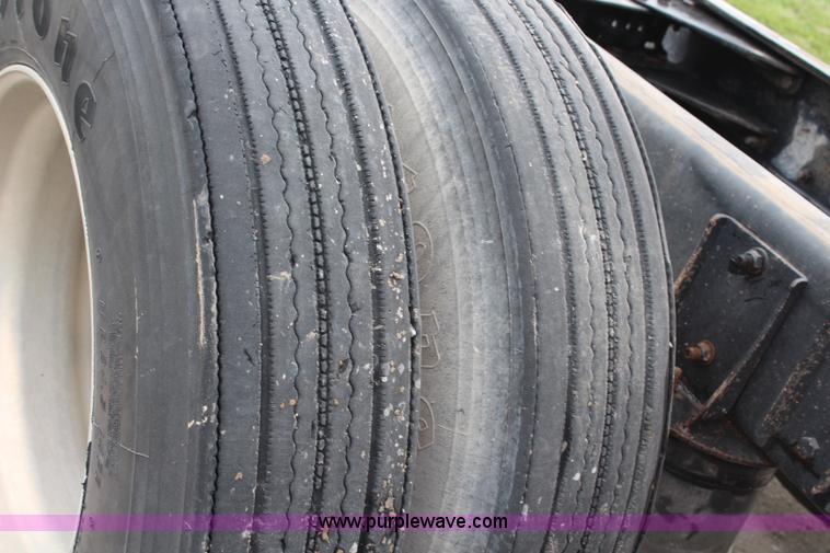 image for item H6606 2006 Kenworth T800B tri-axle dump truck