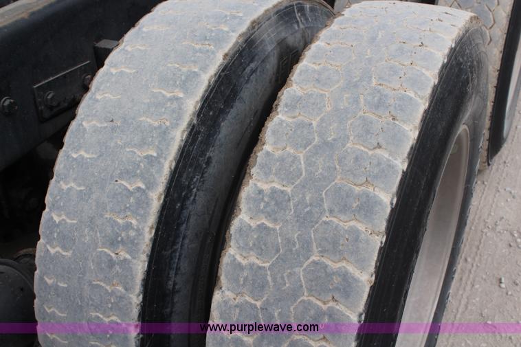 image for item H6606 2006 Kenworth T800B tri-axle dump truck