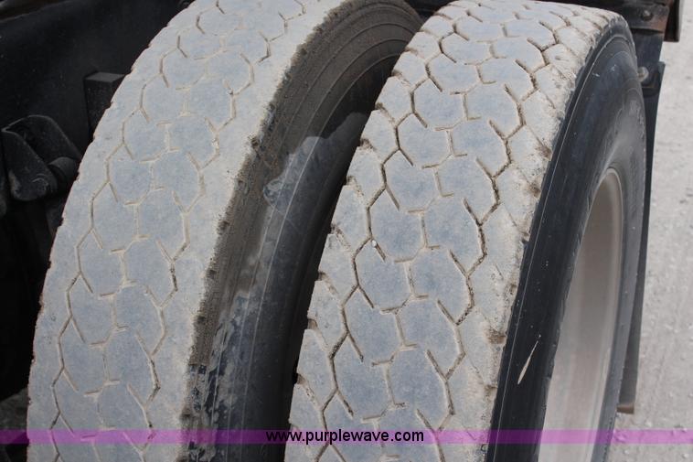 image for item H6606 2006 Kenworth T800B tri-axle dump truck