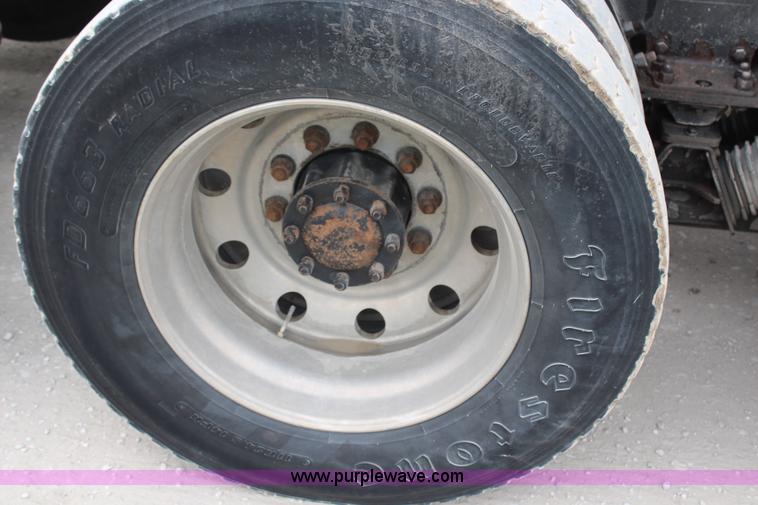 image for item H6606 2006 Kenworth T800B tri-axle dump truck