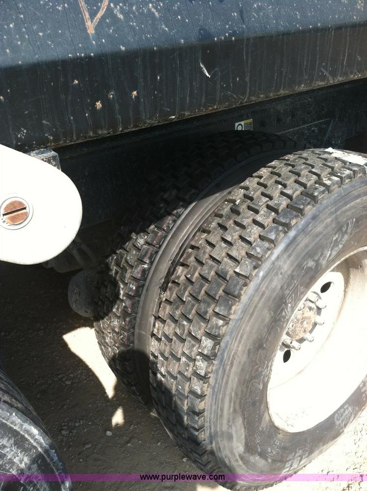 image for item H6606 2006 Kenworth T800B tri-axle dump truck