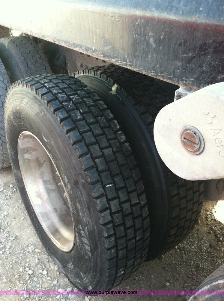 image for item H6606 2006 Kenworth T800B tri-axle dump truck