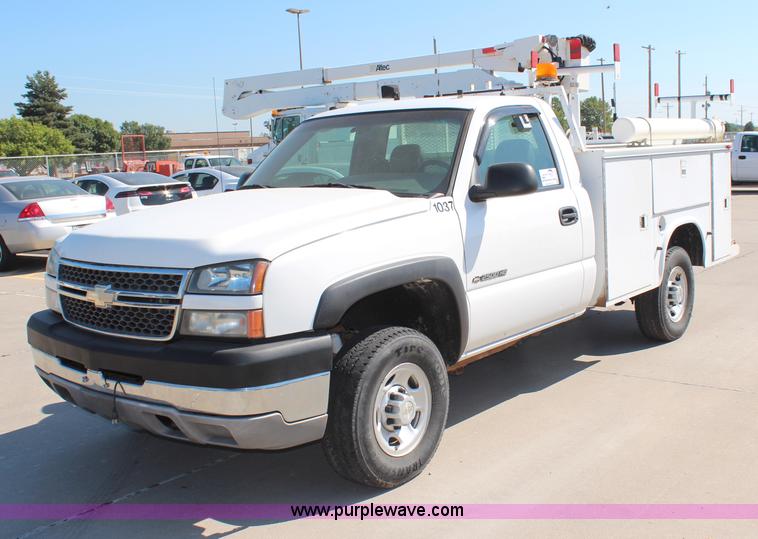 image for item H6626 2005 Chevrolet Silverado 2500HD utility truck