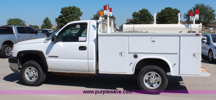 image for item H6626 2005 Chevrolet Silverado 2500HD utility truck