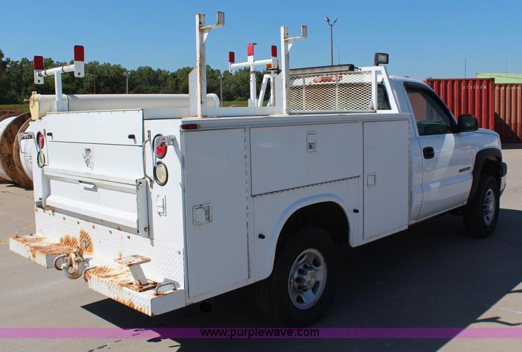 image for item H6626 2005 Chevrolet Silverado 2500HD utility truck