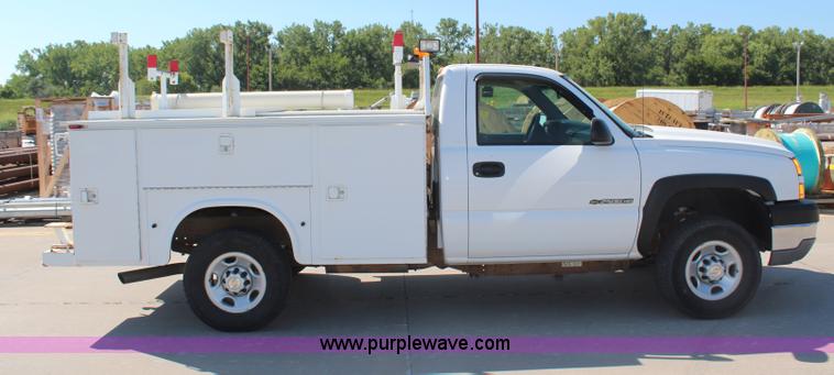 image for item H6626 2005 Chevrolet Silverado 2500HD utility truck