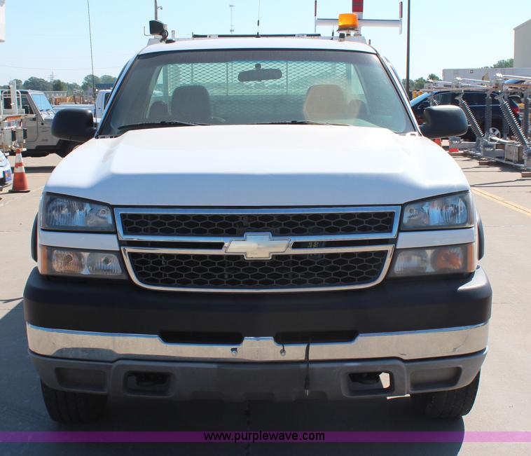 image for item H6626 2005 Chevrolet Silverado 2500HD utility truck