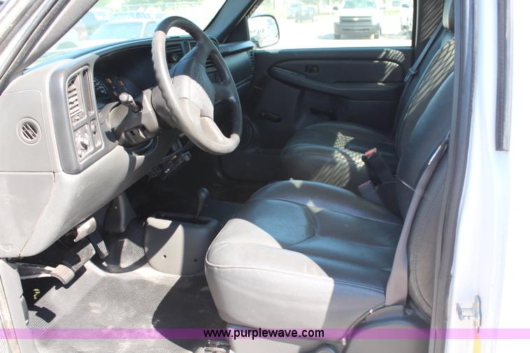 image for item H6626 2005 Chevrolet Silverado 2500HD utility truck