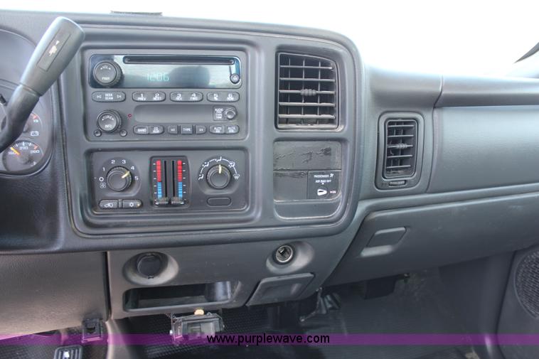 image for item H6626 2005 Chevrolet Silverado 2500HD utility truck