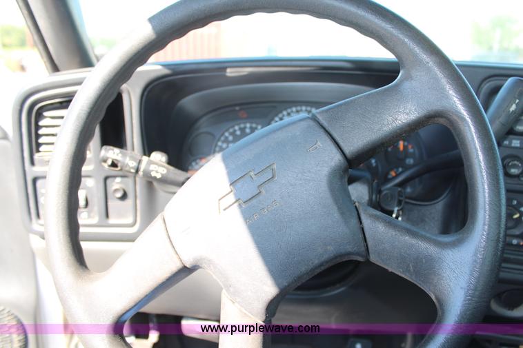 image for item H6626 2005 Chevrolet Silverado 2500HD utility truck