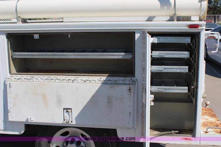 image for item H6626 2005 Chevrolet Silverado 2500HD utility truck