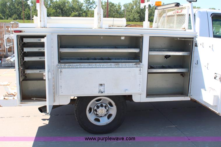 image for item H6626 2005 Chevrolet Silverado 2500HD utility truck