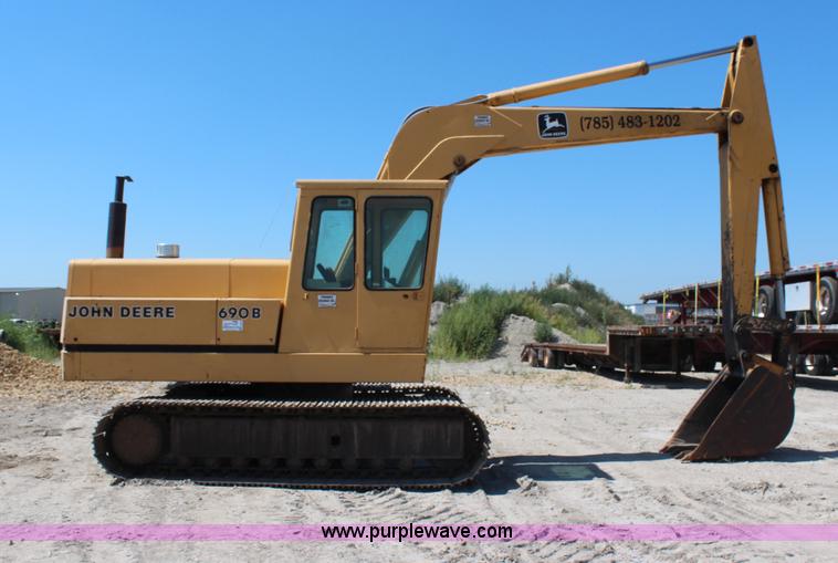 image for item H6658 1979 John Deere 690B excavator