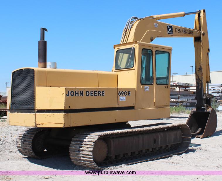 image for item H6658 1979 John Deere 690B excavator