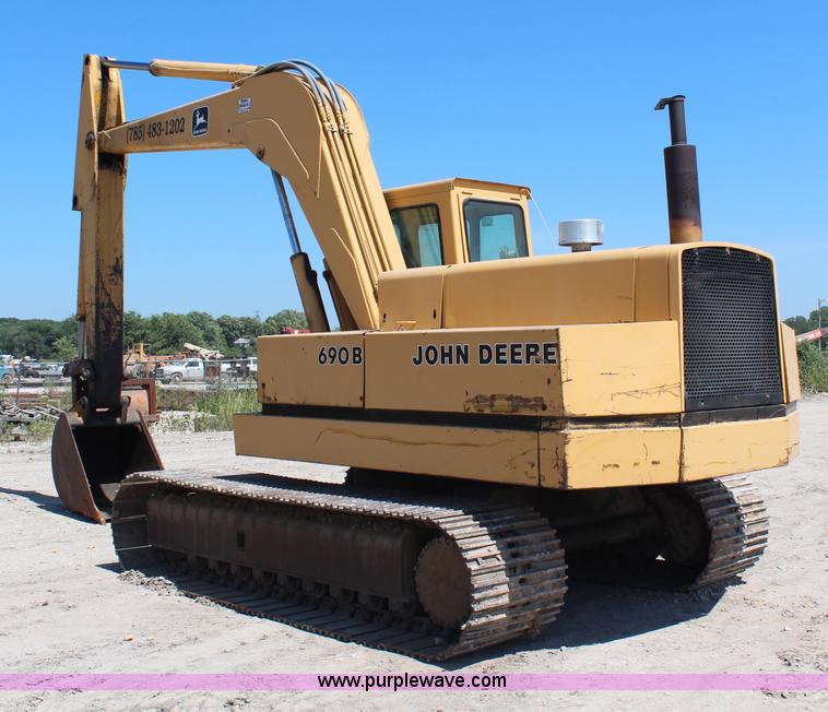 image for item H6658 1979 John Deere 690B excavator