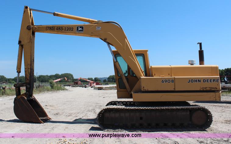 image for item H6658 1979 John Deere 690B excavator