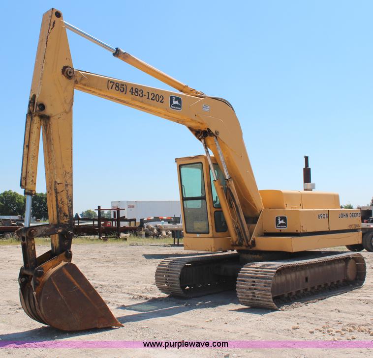 image for item H6658 1979 John Deere 690B excavator