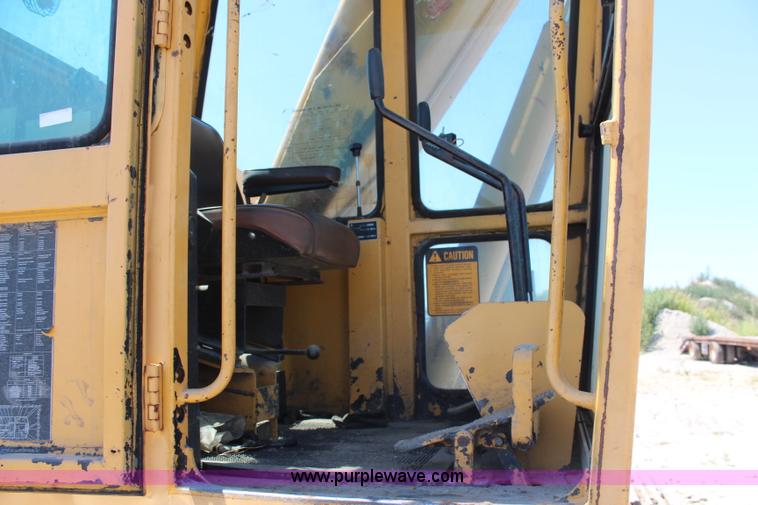 image for item H6658 1979 John Deere 690B excavator