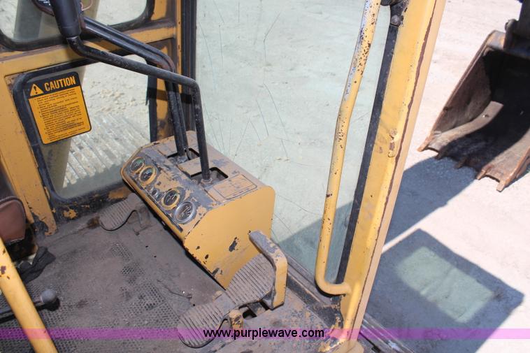 image for item H6658 1979 John Deere 690B excavator