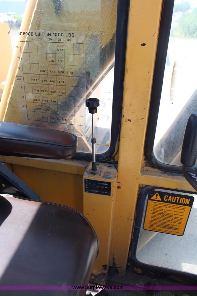 image for item H6658 1979 John Deere 690B excavator