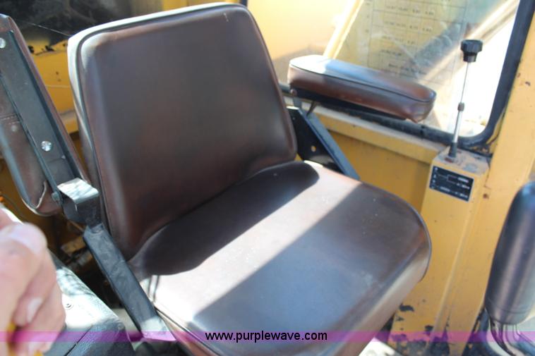 image for item H6658 1979 John Deere 690B excavator