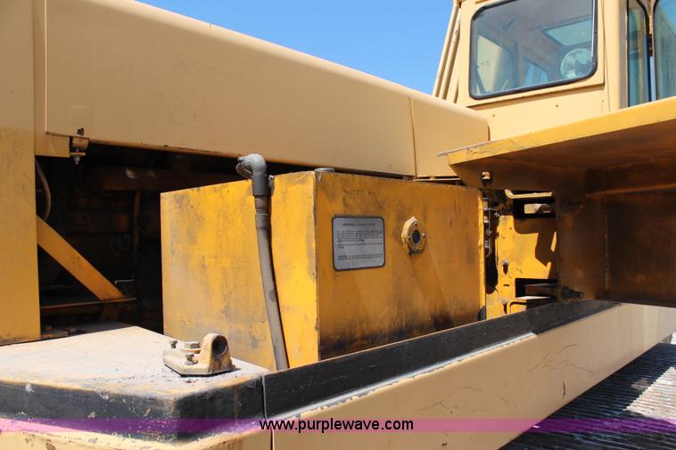 image for item H6658 1979 John Deere 690B excavator