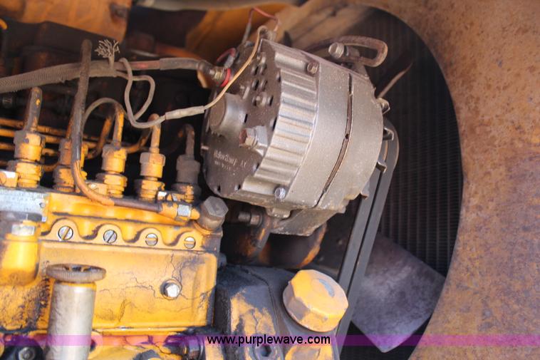 image for item H6658 1979 John Deere 690B excavator