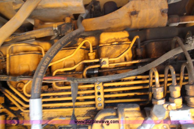 image for item H6658 1979 John Deere 690B excavator